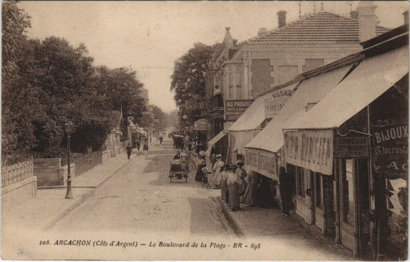 Carte postale ancienne Arcachon-Le Boulevard de la Plage à Arcachon