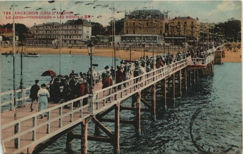 Carte postale ancienne Arcachon-La Jetée-Les Hotels à Arcachon