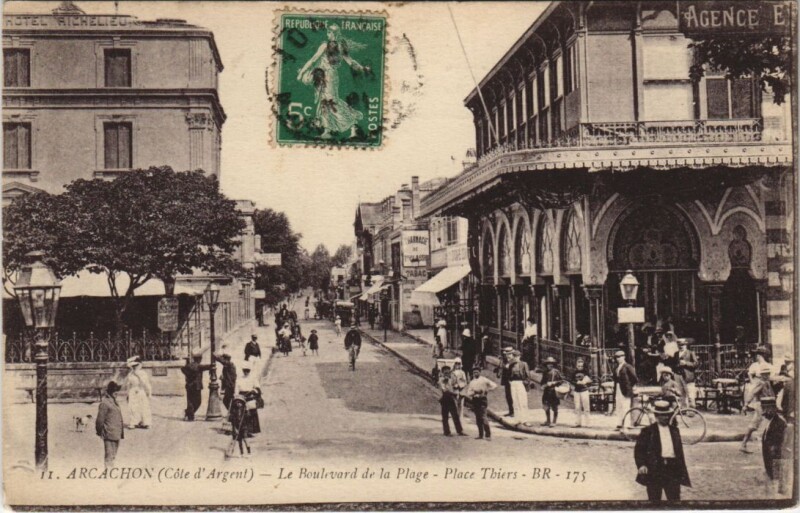 Carte postale ancienne Arcachon-Le Boulevard de la Plage-Plae Thiers à Arcachon