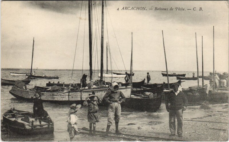 Carte postale ancienne Arcachon-Bateaux de Péche à Arcachon