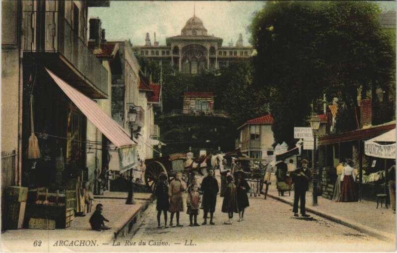 Carte postale ancienne Arcachon-La Rue du Casino à Arcachon