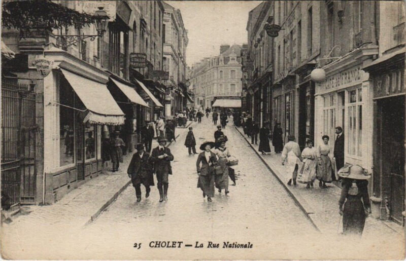 Carte postale ancienne Cholet - La rue Natiolnale à Cholet