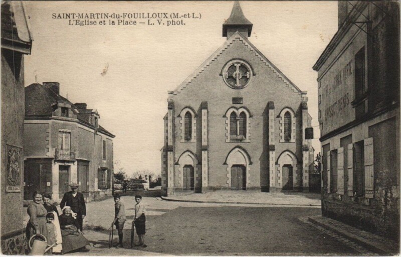 Carte postale ancienne Saint-Martin du Fouilloux - L'Eglise et la Place à Saint-Martin-du-Fouilloux