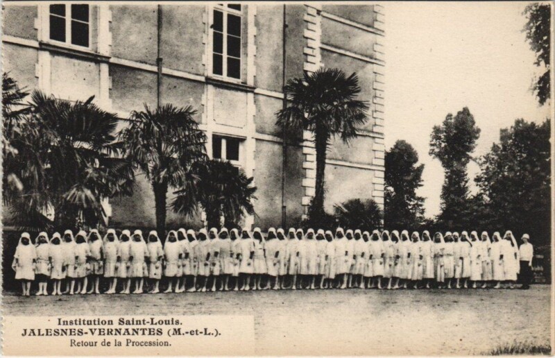 Carte postale ancienne Institution Saint-Louis - Jalesnes Vernantes - Retour de la Process à Vernantes