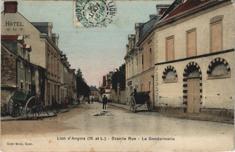 Carte postale ancienne Lion d'Angers - Grande Rue La Gendarmerie à Angers