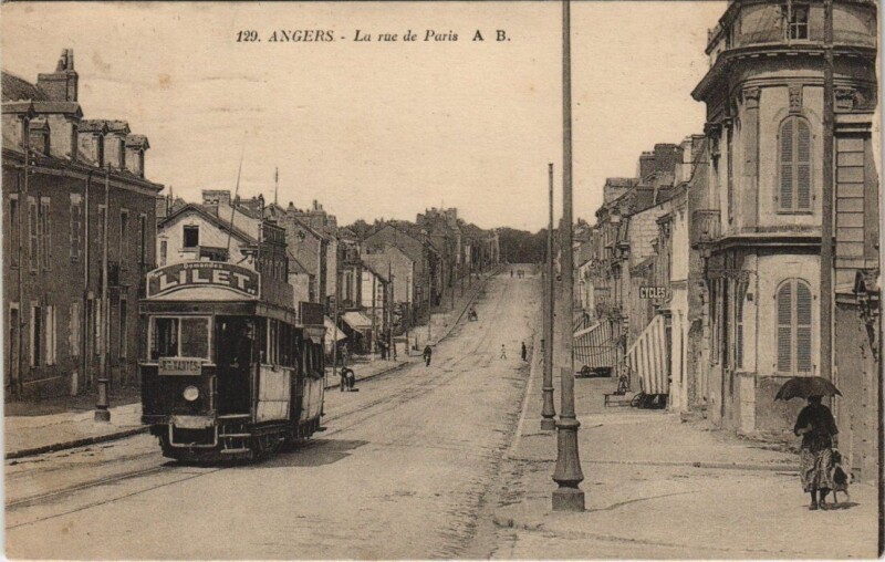 Carte postale ancienne Angers - La rue de Paris à Angers