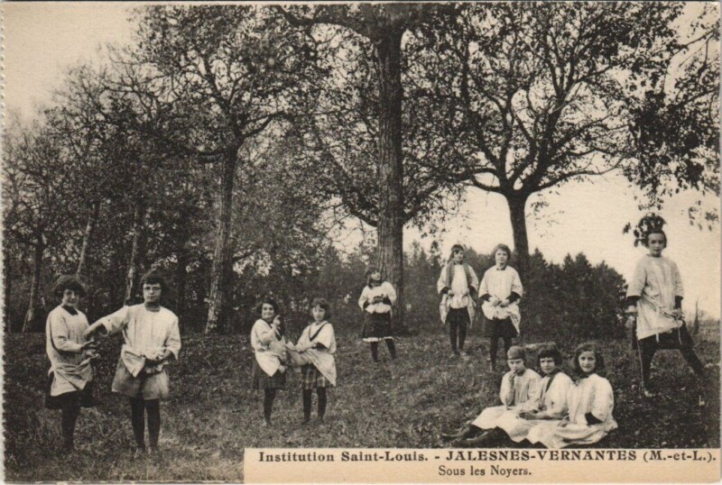 Carte postale ancienne Institution Saint-Louis - Jalesnes Vernantes - Sous les Noyers à Vernantes