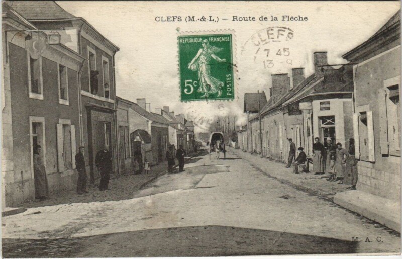 Carte postale ancienne Clefs - Route de la Fleche