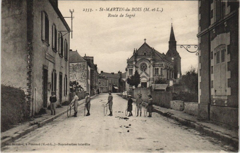 Carte postale ancienne Saint-Martin-du-Bois - Route de Segre