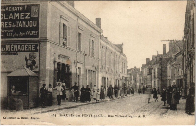 Carte postale ancienne St.Aubin des Ponts-de-Ce - Rue Victor Hugo