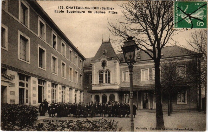 Carte postale ancienne Chateau-du-Loir - Ecole Superieure de Jeunes Filles
