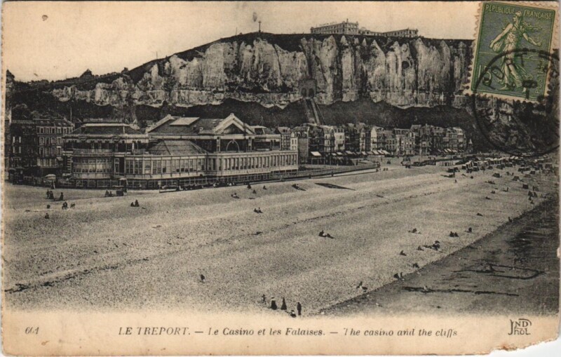 Carte postale ancienne Le Treport - Le Casino et les Falaises au Tréport