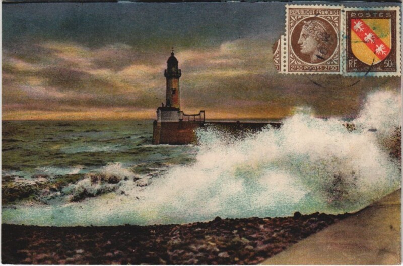 Carte postale ancienne Le Treport le Phare par forte mer
