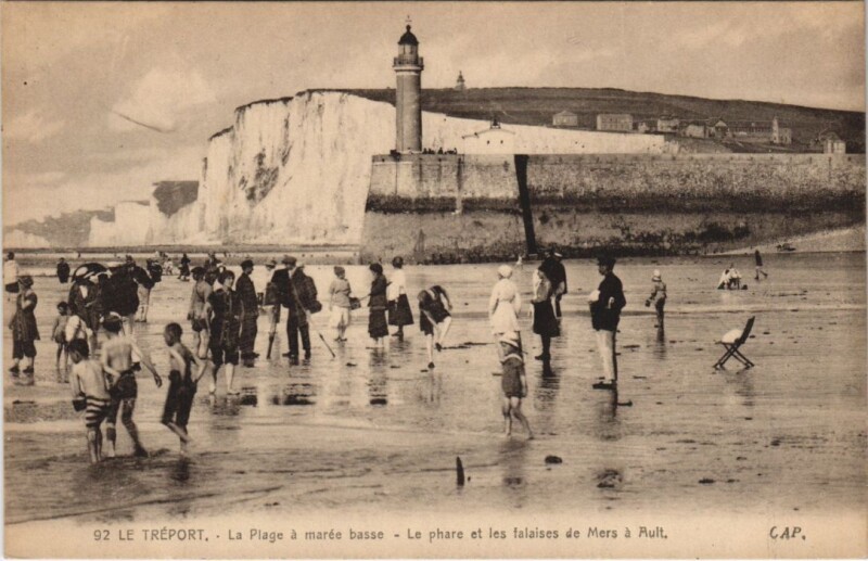 Carte postale ancienne Le Treport La Plage a marée basse Le phare et les falaises de Mers