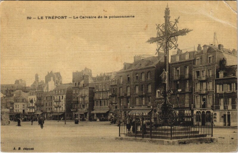 Carte postale ancienne Le Treport Le Calvaire de la poissonnerie