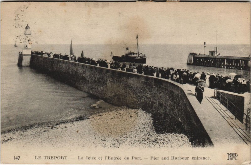 Carte postale ancienne Le Treport La Jetée et I'Entrée du Port Pier and Harbour