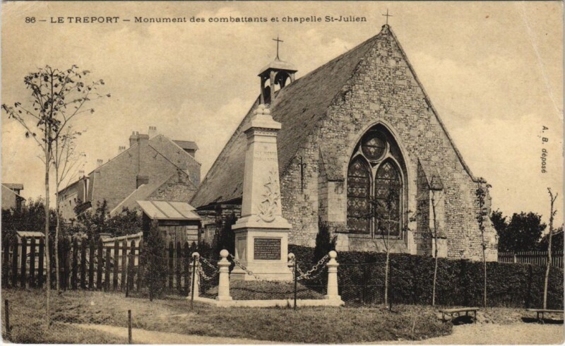 Carte postale ancienne Le Treport Monum. Des combattants et Chapelle Saint-Julien