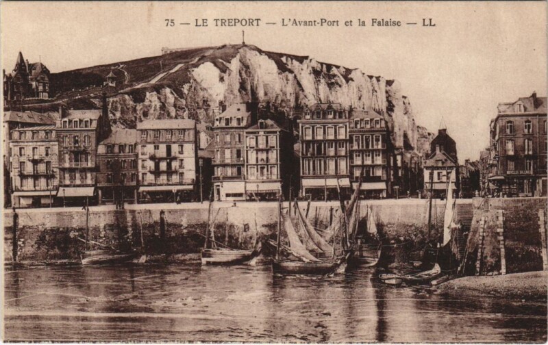 Carte postale ancienne Le Treport L'Avant Port et la Falaise