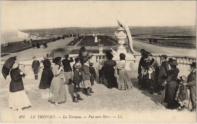 Carte postale ancienne Le Treport La Terrasse vue vers Mers