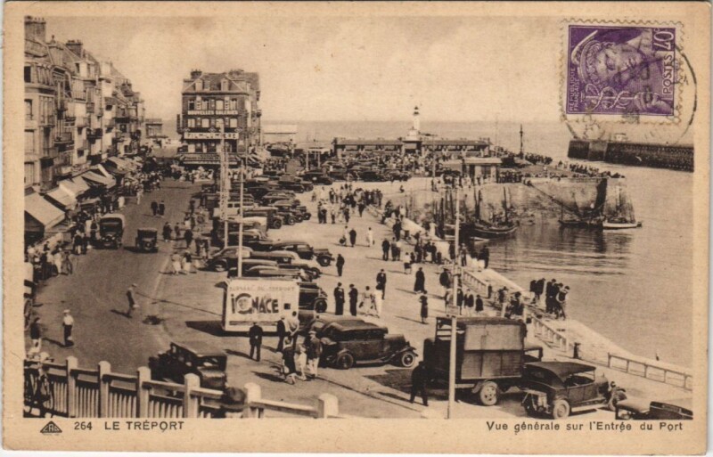 Carte postale ancienne Le Treport Vue générale sur I' Entrée du Port