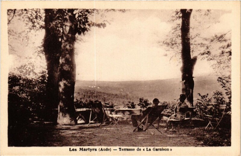 Carte postale ancienne Les Martyrs Terrasse de La Garnison