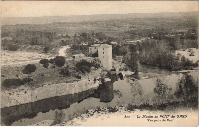 Carte postale ancienne Le Moulin de Pont-du-Gard Vue prise du Pont
