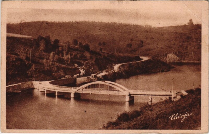 Carte postale ancienne Chatelus le Marcheix Le Pont France