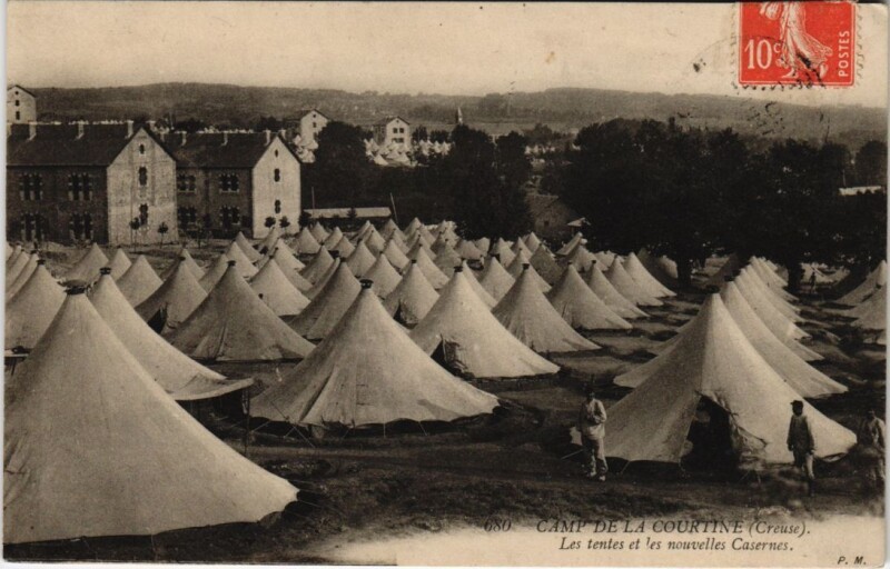 Carte postale ancienne La Courtine Les Tentes et les nouvelles Casernes France à La Courtine