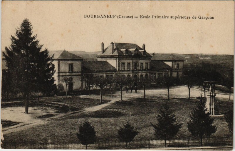 Carte postale ancienne Bourganeuf Ecole Primaire Superieure de Garcons France à Bourganeuf