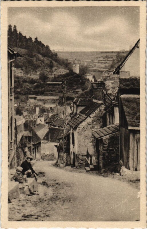 Carte postale ancienne Aubusson Vieille Rue et Tour de l'Horloge France à Aubusson