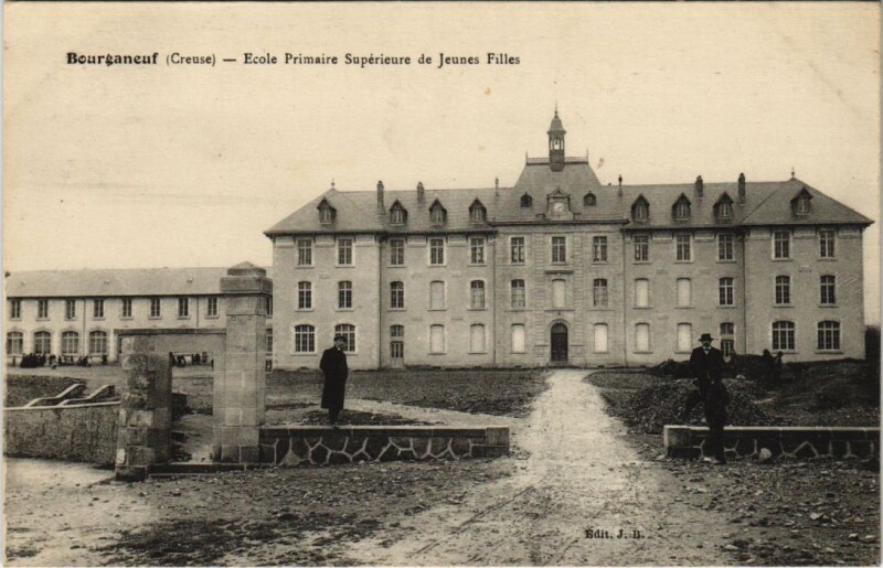 Carte postale ancienne Bourganeuf Ecole Primaire Superieure France à Bourganeuf