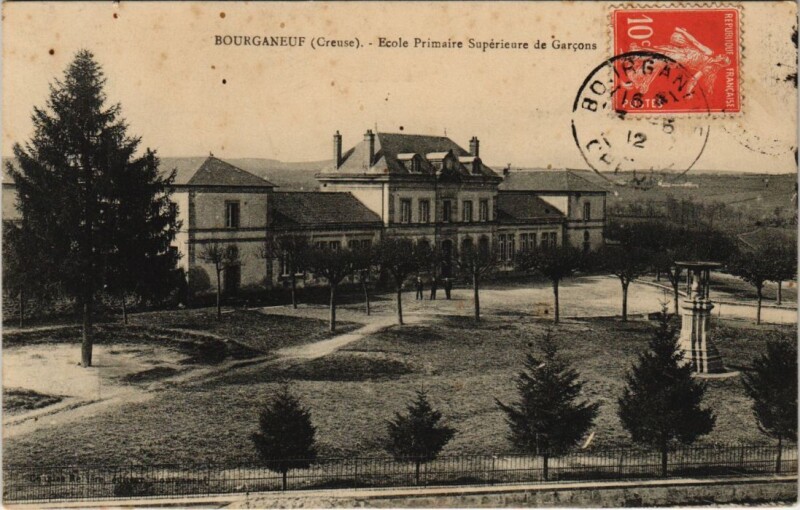 Carte postale ancienne Bourganeuf Ecole Primaire Superieure de Garcons France à Bourganeuf