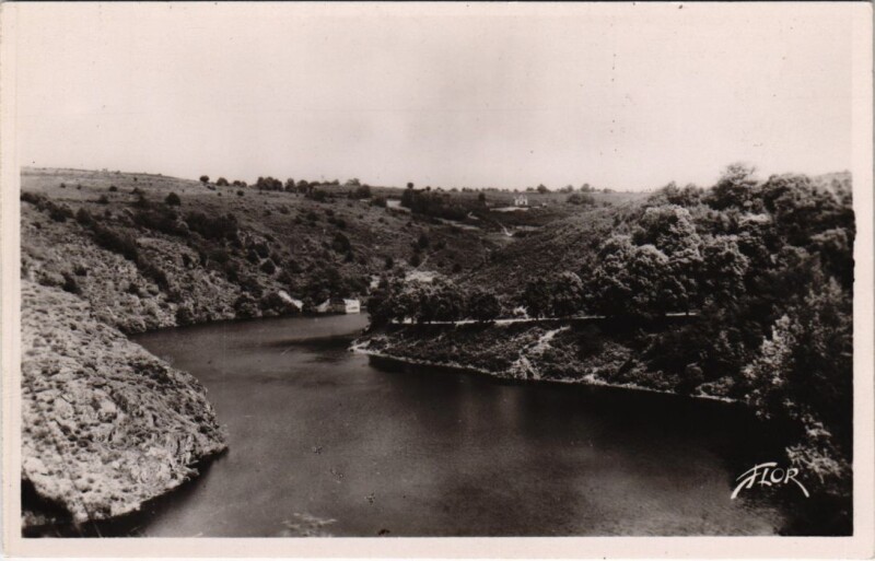 Carte postale ancienne Crozant La Creuse et le Pont coupe France à Crozant