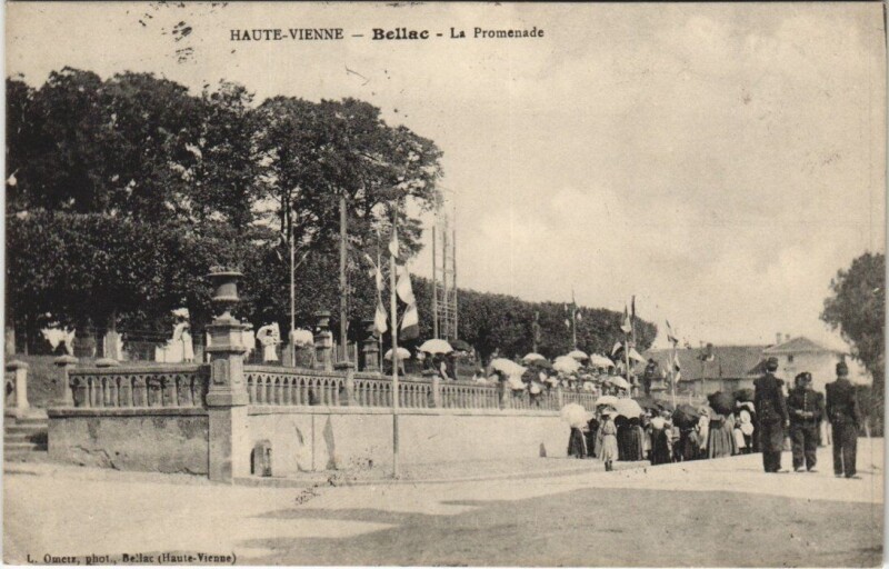 Carte postale ancienne Bellac - La Promenade à Bellac