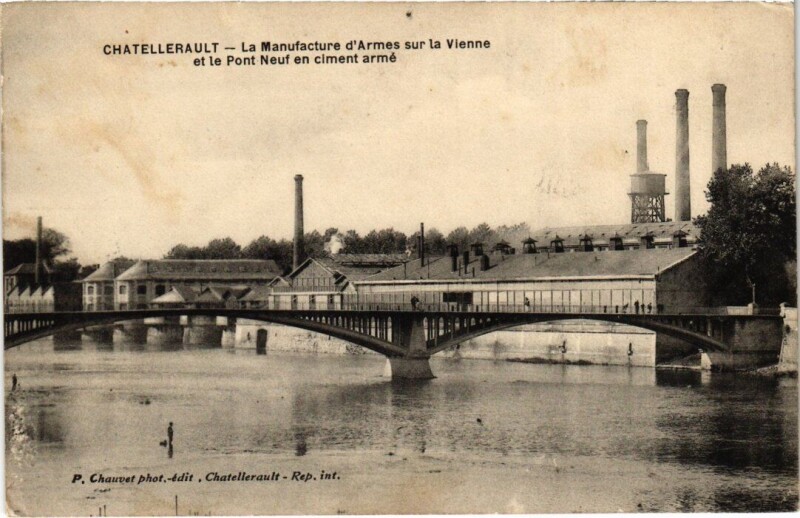 Carte postale ancienne Chatellerault - La Manufacture d'Armes sur la Vienne à Châtellerault