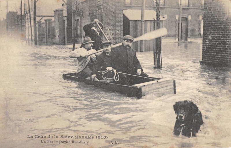 Carte postale ancienne Un Bac Improvise - Rue D'Ivry