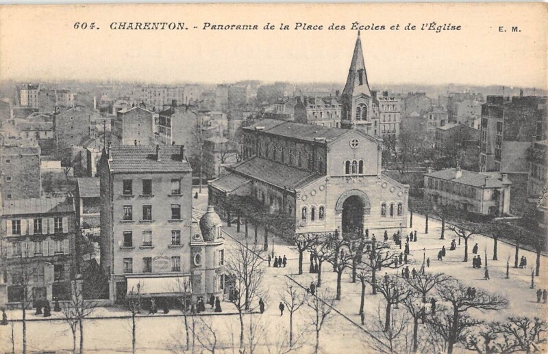 Carte postale ancienne Charenton - Panorama De La Place Des Ecoles Et Eglise