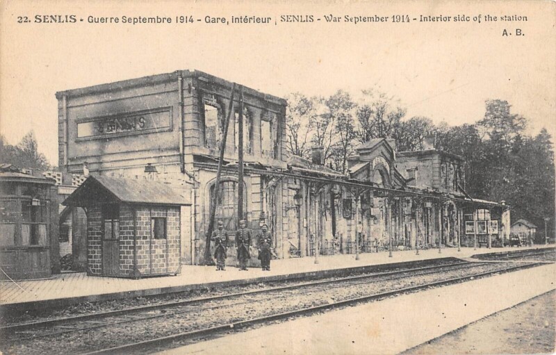 Carte postale ancienne Senlis - Interieur De La Gare à Senlis