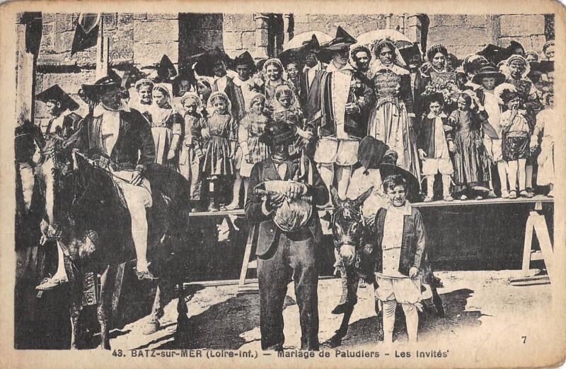 Carte postale ancienne Batz Sur Mer - Mariage De Paludiers - Les Invites à Batz-sur-Mer