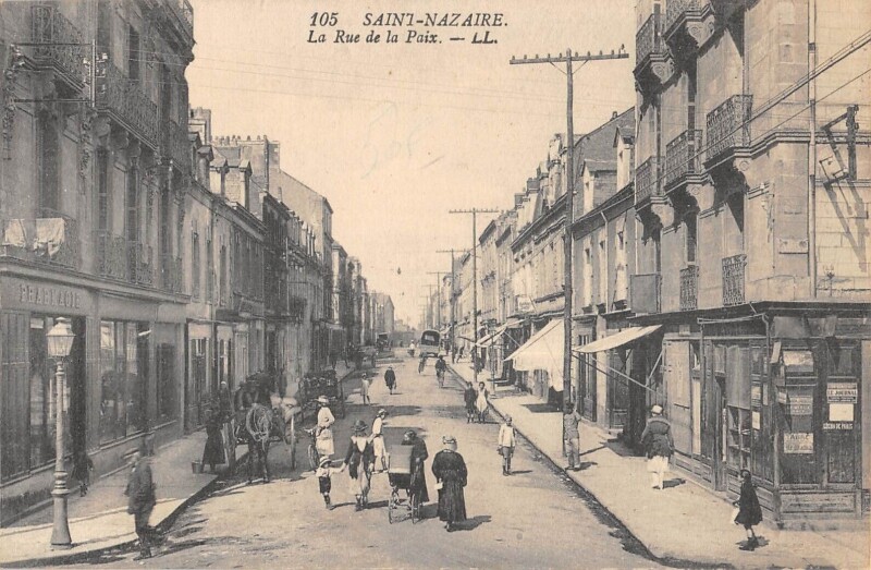 Carte postale ancienne Saint Nazaire - La Rue De La Paix à Saint-Nazaire