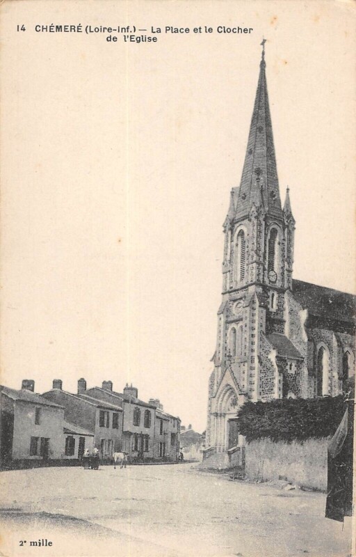 Carte postale ancienne Chemere - La Place Et Le Clocher De L'Eglise