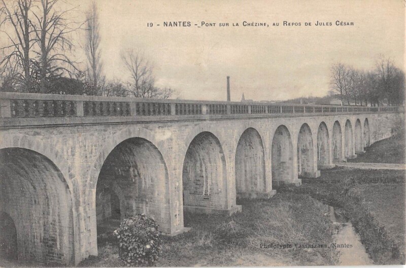 Carte postale ancienne Nantes - Pont Sur La Chezine - Au Repos De Jules Cesar à Nantes