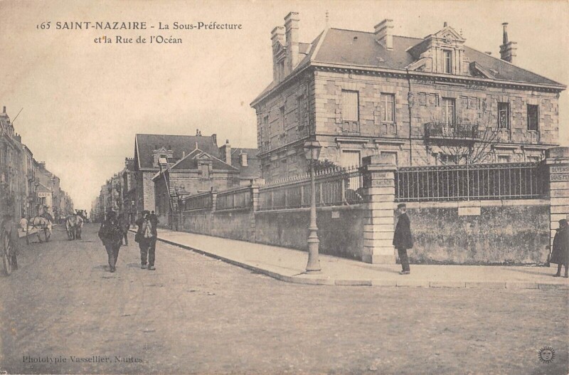 Carte postale ancienne Saint Nazaire - La Sous Prefecture Et La Rue De L'Ocean à Saint-Nazaire