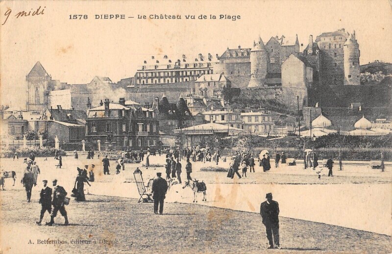 Carte postale ancienne Dieppe - Le Chateau Vu De La Plage à Dieppe