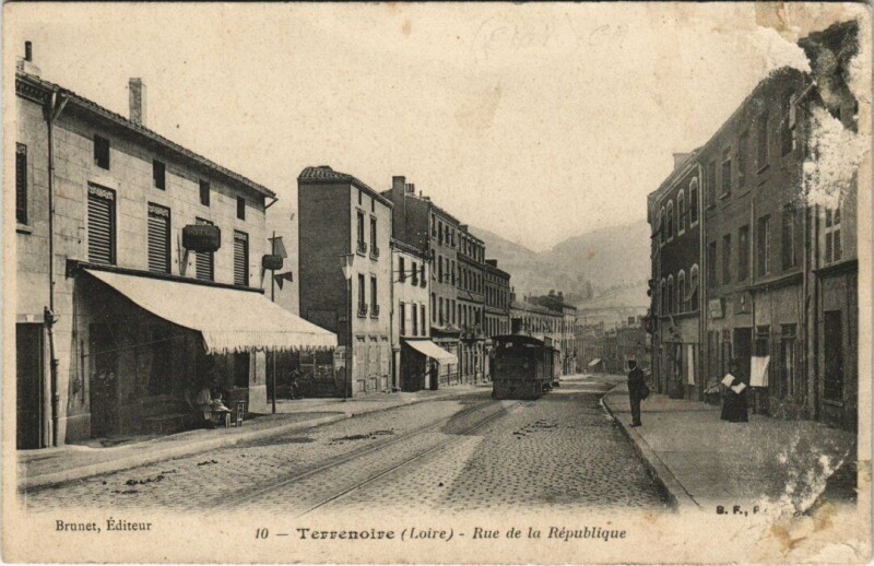 Carte postale ancienne Terrenoire Rue de la République Tramway a Vapeur