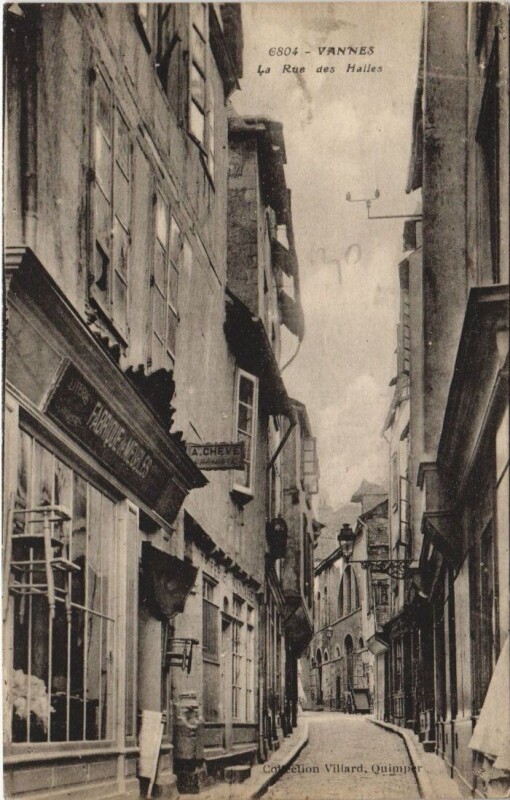 Carte postale ancienne Vannes-La Rue des Halles à Vannes