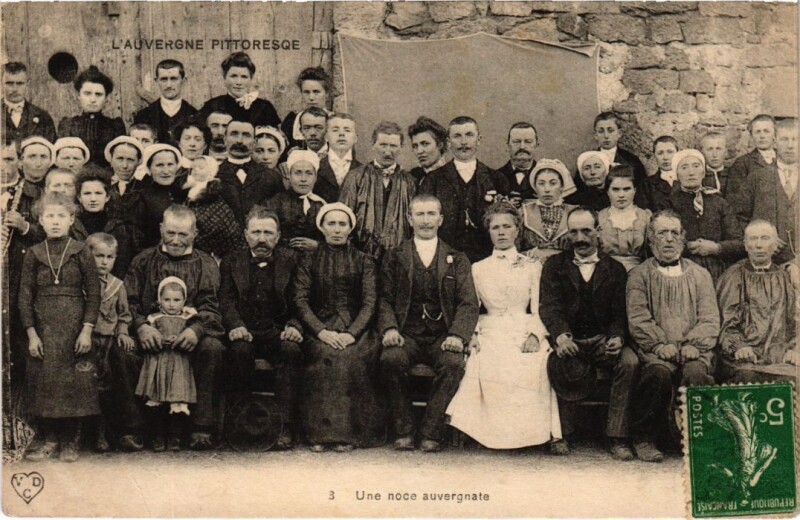 Carte postale ancienne Auvergne - Une Noce
