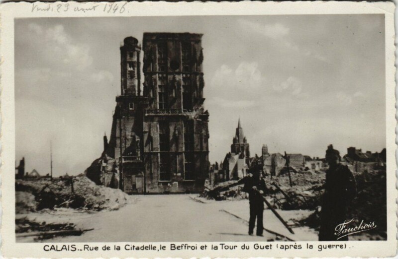 Carte postale ancienne Calais - Rue de la Citadelle le Beffroi et la Tour du Guet à Calais