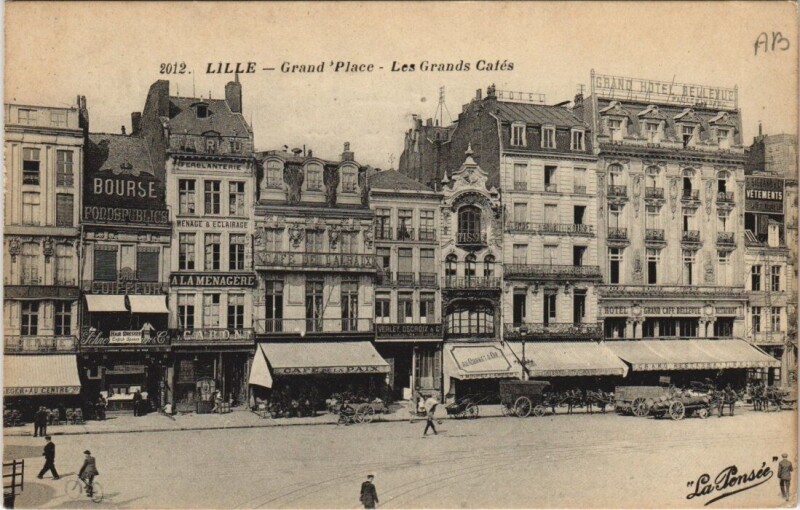 Carte postale ancienne Lille Grande Place. Les Grands Cafés à Lille