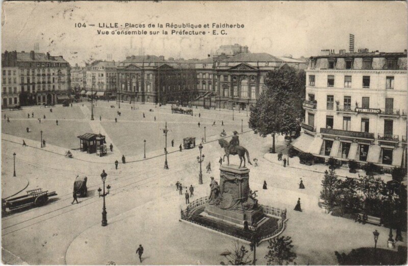 Carte postale ancienne Lille Places de la République et Faidherbe à Lille